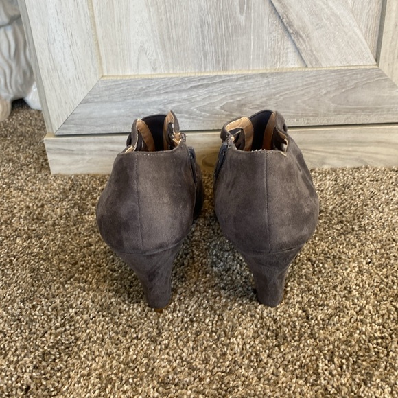 Journee Collection Womens Piper Block-Heeled Booties with Round-Toe Crisscross - Picture 8 of 10